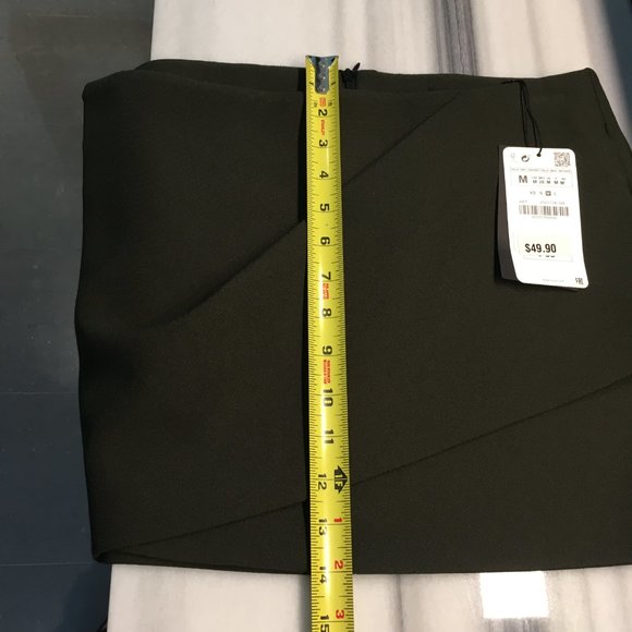 Zara (M) Dark Green Short Skirt with Front Detail and Hidden Pockets - Picture 5 of 7